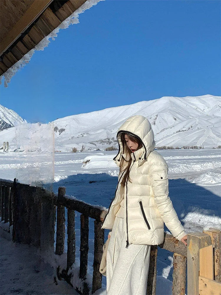 

High Quality Goose down Puffer Jacket with Waist-Cinching Hood in Black And White Versatile for Winter Commute Style