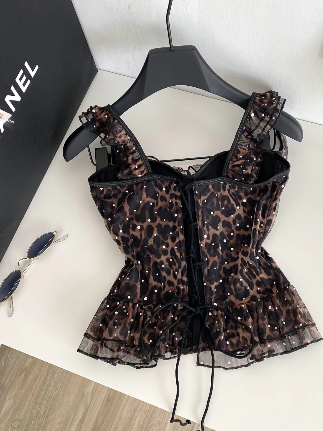 Haut imprimé léopard à embellissement lourd pour femme, coupe cintrée, paillettes brillantes, sangle Ba, débardeur cintré à la taille, pour l'automne