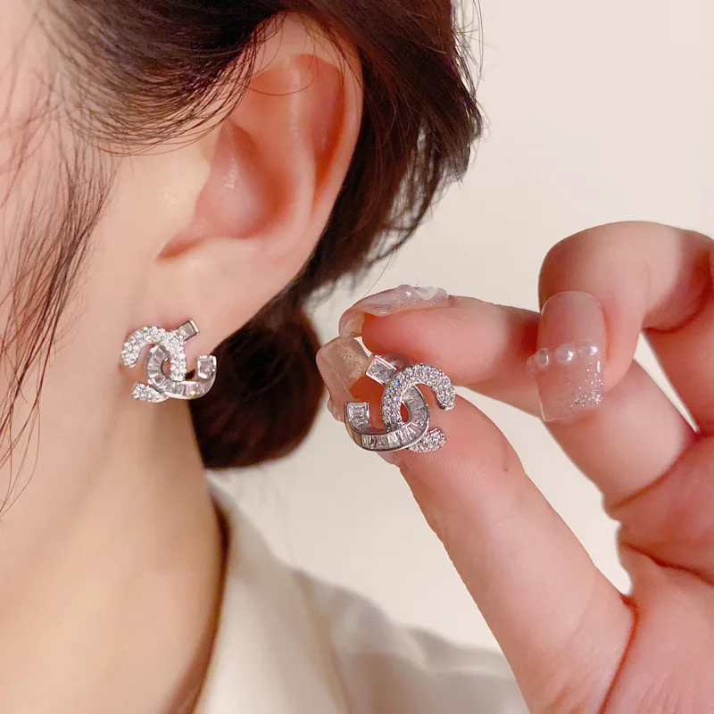 أقراط C مزدوجة متقاطعة بسيطة وفاخرة s925 إبرة فضية أقراط مرصعة بالألماس بمزاج راقي