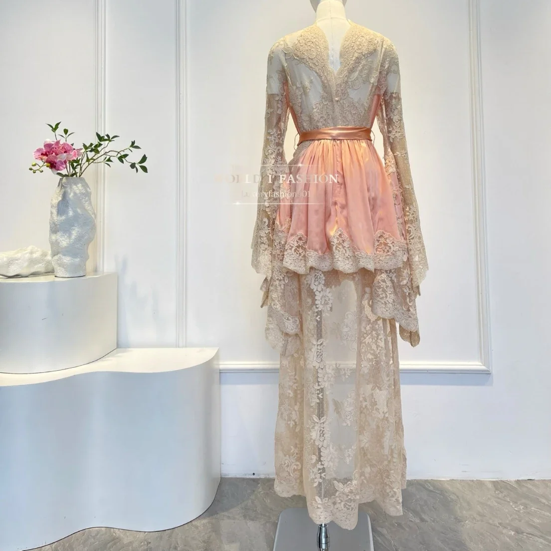 جودة عالية 2025 جديد بيج وردي كم طويل الدانتيل المرقعة عارية الذراعين غير النظامية هيم المرأة ميدي فستان