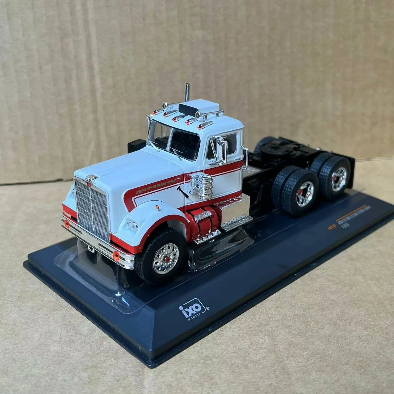 

Diecast IXO 1:43 Scale WHITE STAR 4864 1970 Trailer Head Truck Alloy Car Model Collectible Toy Gift Souvenir Display Ornaments