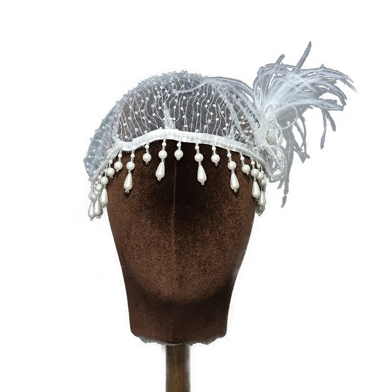 Vintage hat style veil with lace and pearls for bride\'s wedding