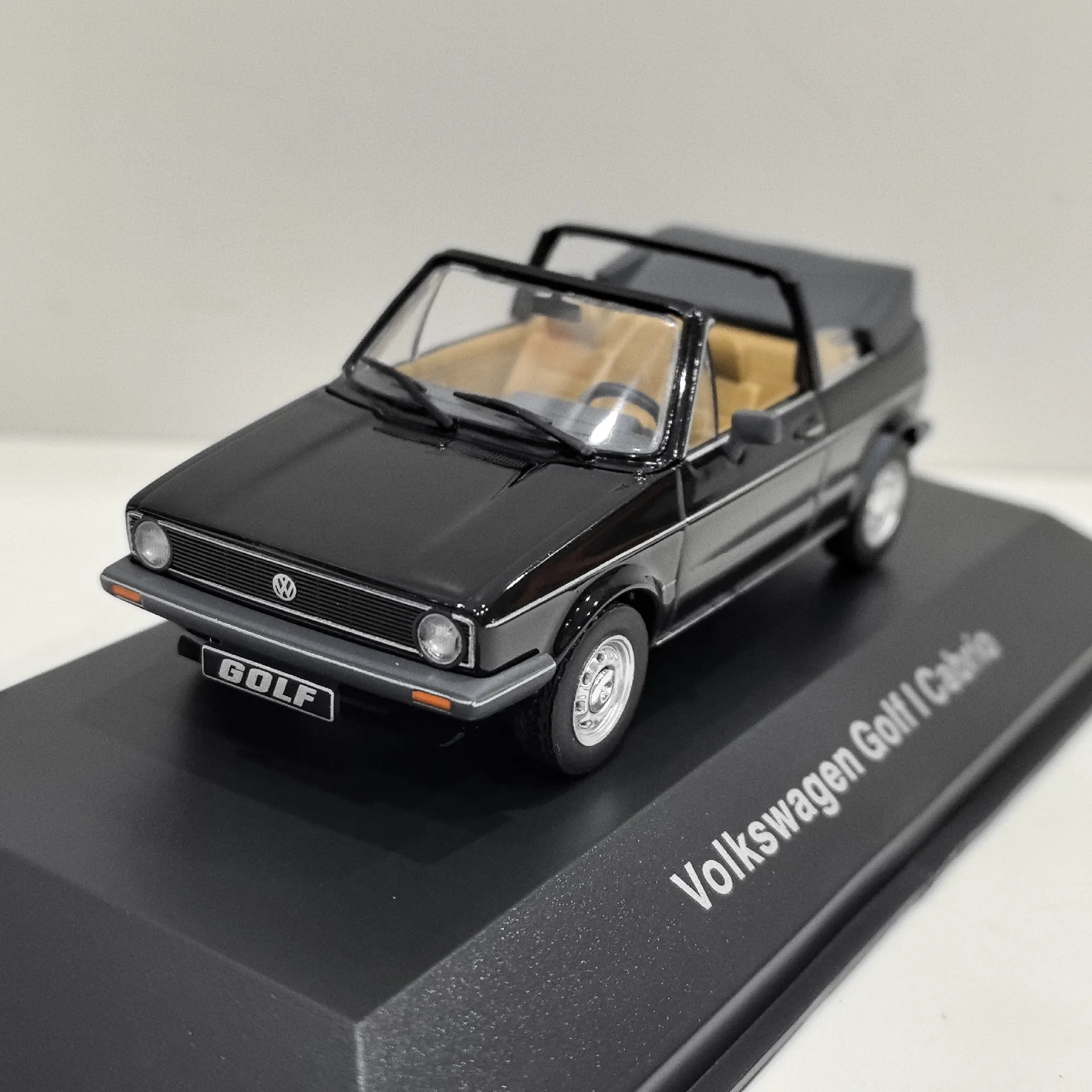 

Diecast IXO 1:43 Scale Volkswagen Golf I Cabrio Convertible Alloy Car Model Collectible Toy Gift Souvenir Display Ornament
