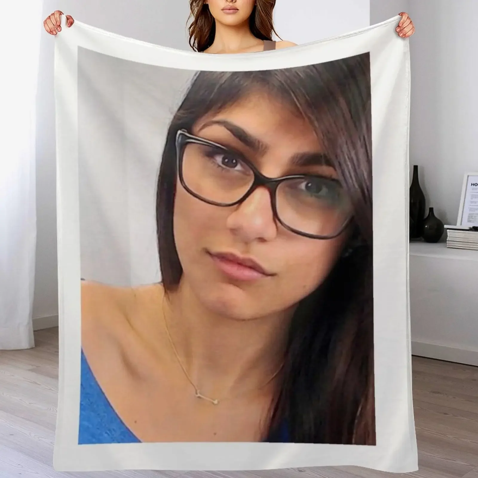 Mia khalifa Throw Blanket Wrinkle Resistant Lightweight Blanket