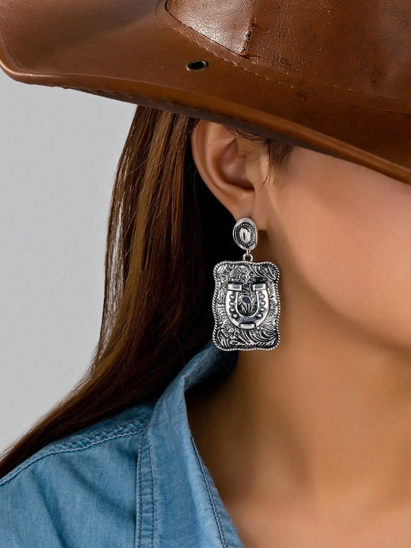 

Vintage-Style Horseshoe Motif Western Dangle Earrings for Women