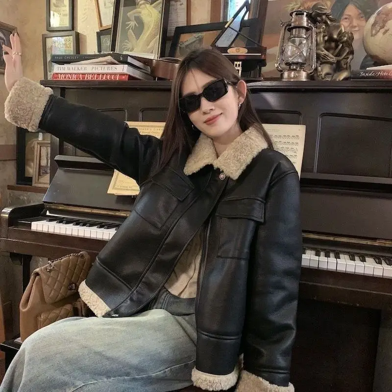 เสื้อแจ็คเก็ตหนัง PU คอปะติดปะต่อขนฟู ไซส์พลัส สำหรับผู้หญิง ฤดูหนาว อุ่นสบาย บุขนด้านใน ทรงหลวม สไตล์แฟชั่นสตรีทแวร์