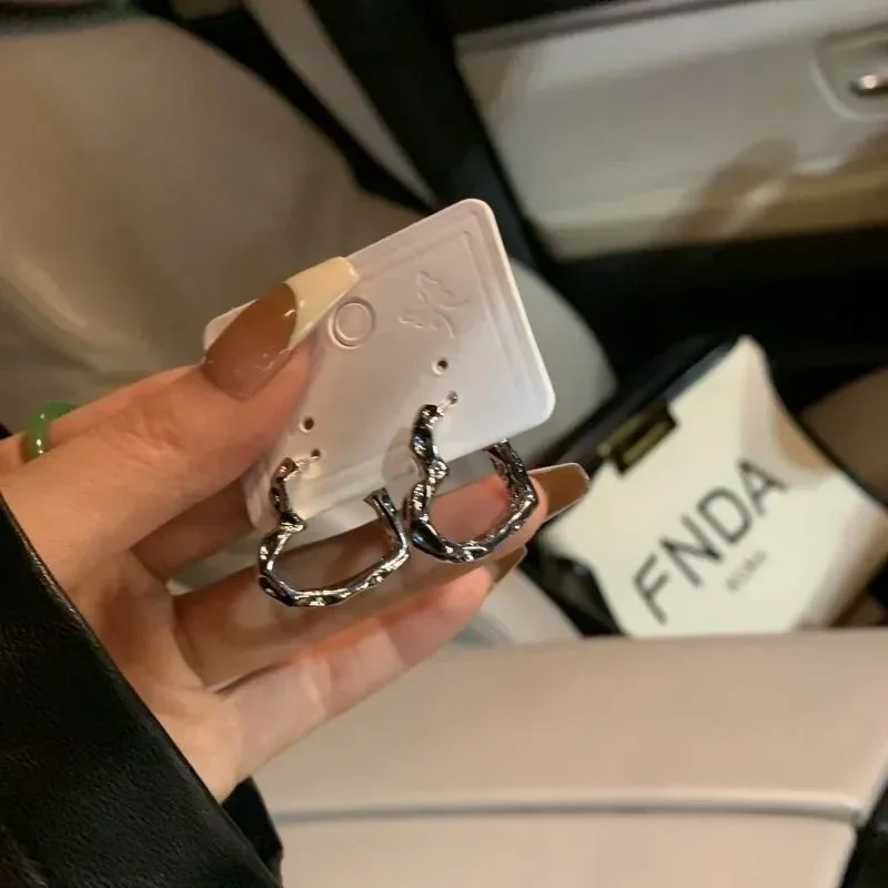 Orecchini a cerchio vintage a forma di cuore in argento per donna Y2K Sle Trendy Retro Faion Jewelry Acory Collezione primavera 2026