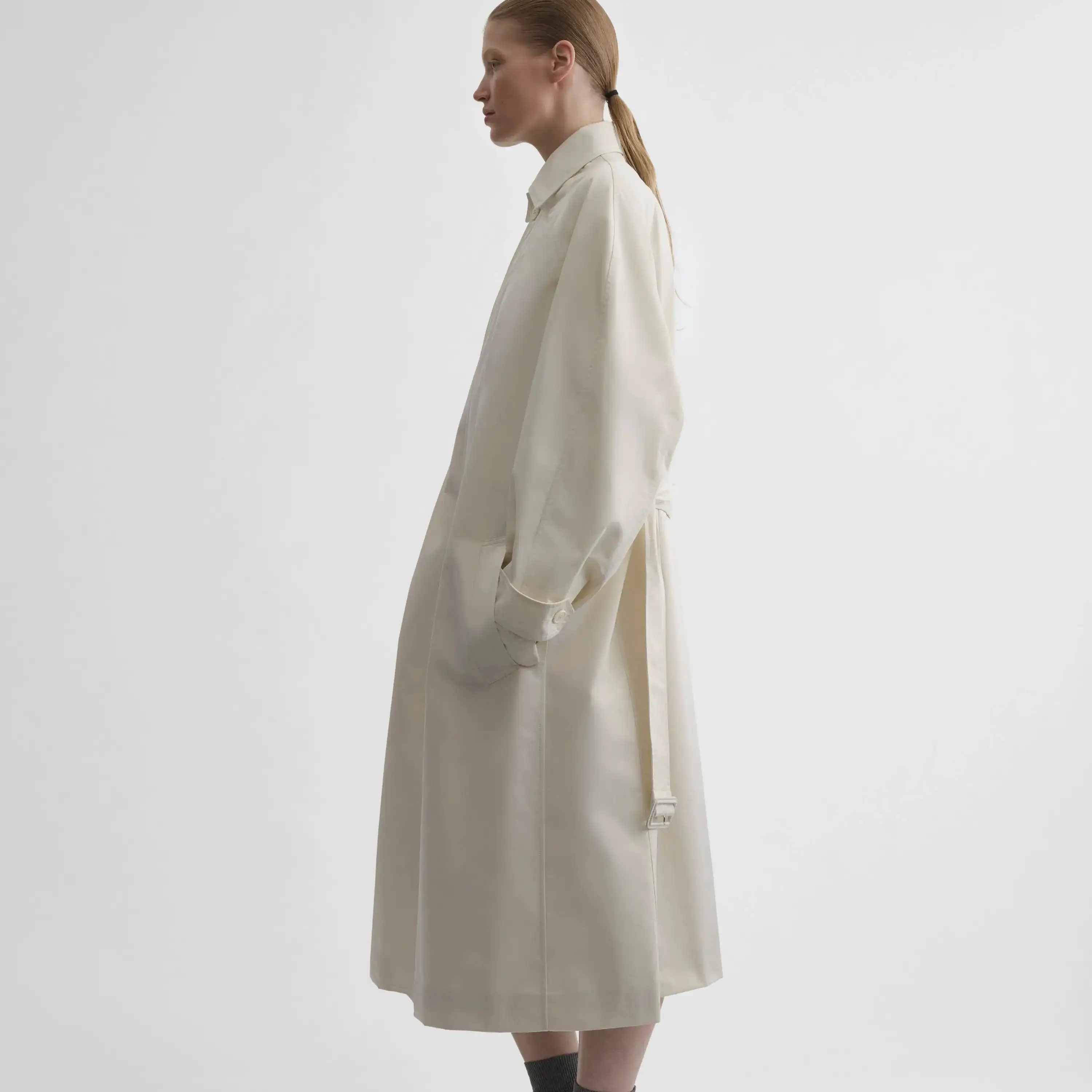 يتميز معطف القميص النسائي الجديد من الأعلى على الخط قميص Phoebe Philo مصنوع يدويًا من قبل مصمم كبير