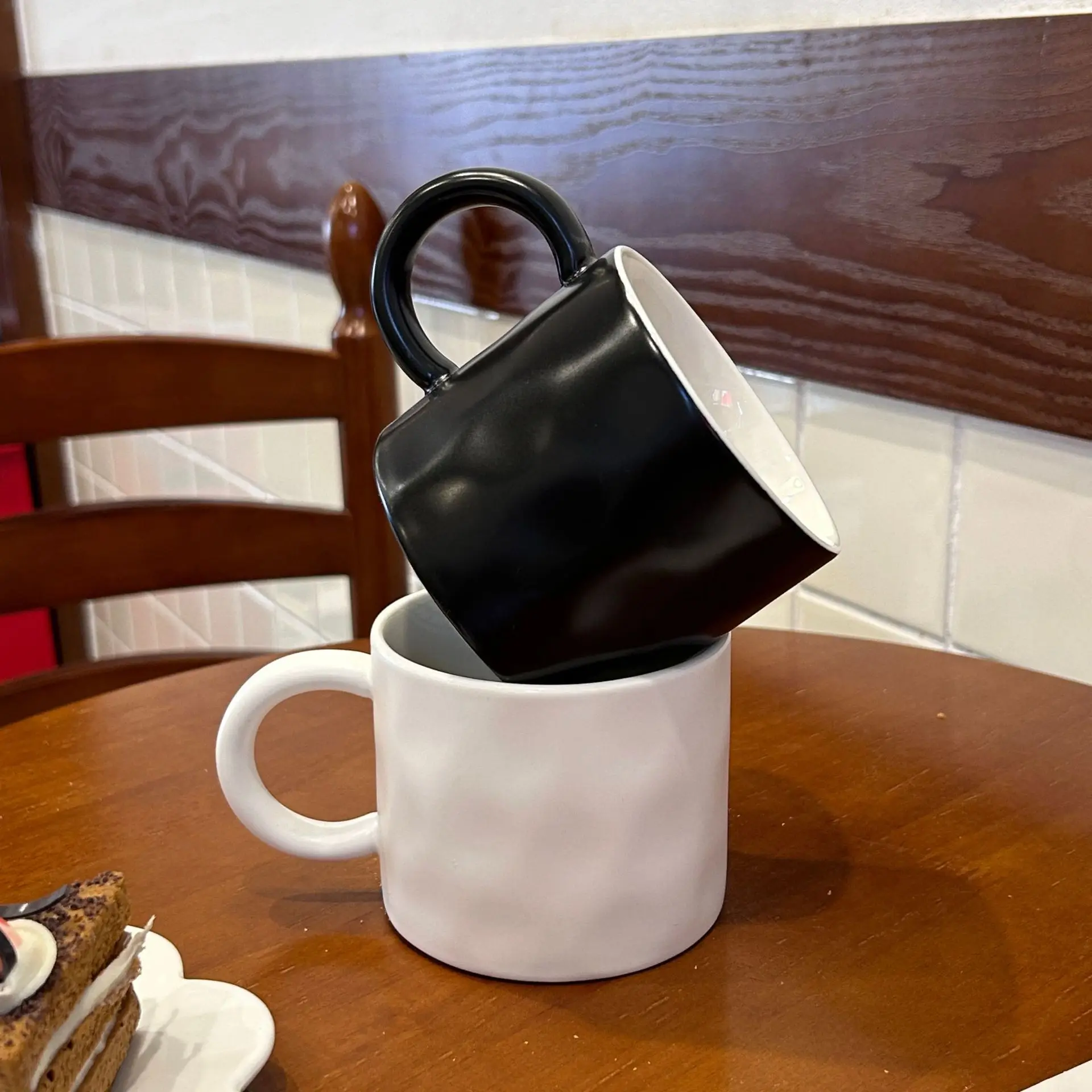 Taza de Cerámica Irregular Estilo Coreano, Taza de Café Blanca y Negra, Taza de Agua Estética para el Hogar, Oficina, Desayuno y Bebidas