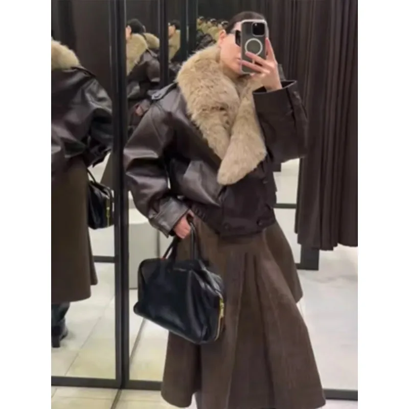 سترة نسائية من الجلد بياقة من الفرو سترة كلاسيكية ذات طية صدر السترة ورقبة على شكل حرف v وأكمام طويلة سترات مزدوجة الصدر ملابس خارجية شتوية عالية الشارع