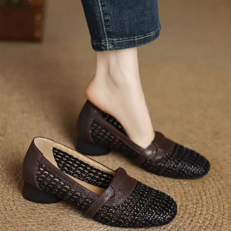 

2025: черно-коричневые новые модные женские туфли в стиле ретро, простые туфли на плоской подошве с металлической декоративной сеткой - полая сетка с квадратной головкой
