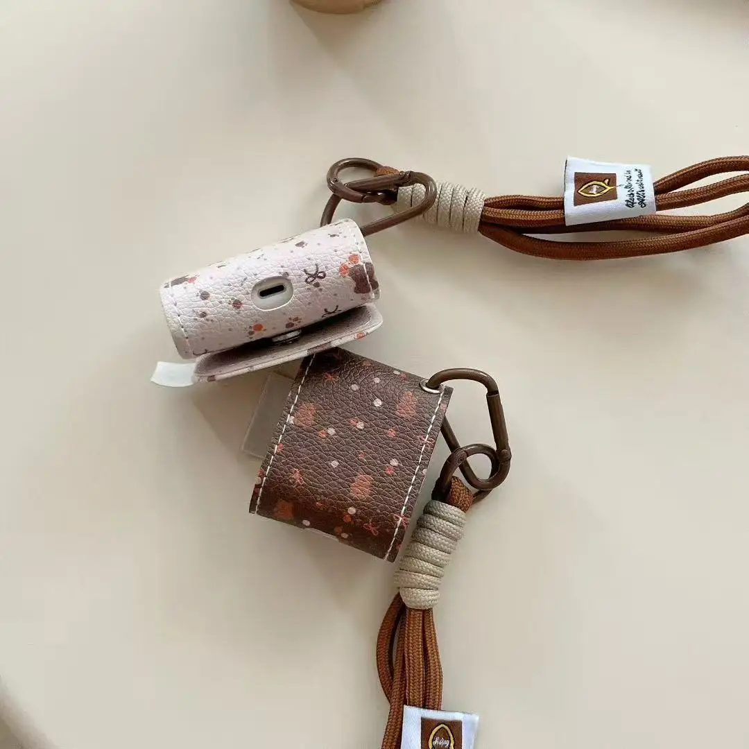 高級感のある小さなクマ柄レザーイヤホンケース AirPods Pro 2/3用 耐衝撃カバー ランヤード付きヘッドセットバッグ AirPods 4/3/2/1世代対応