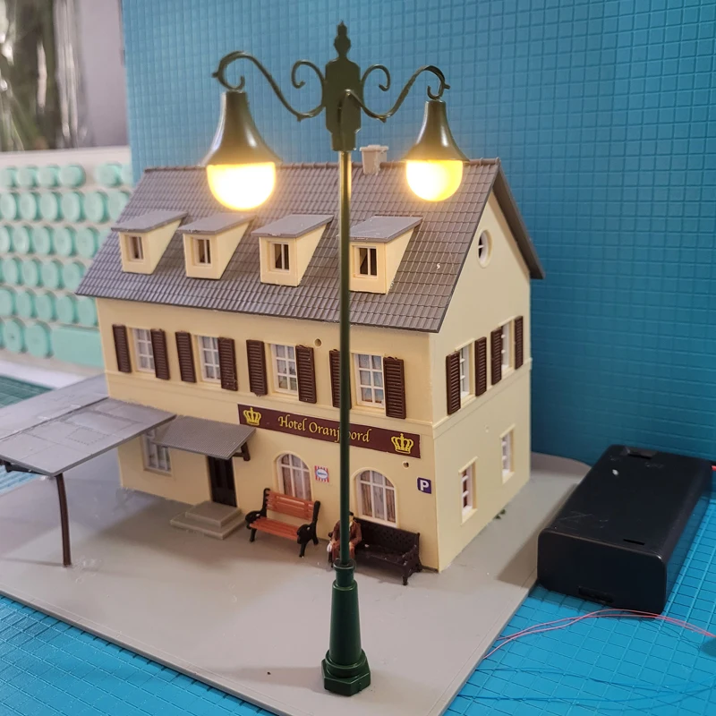 2pcs 1:50 Street Lamp Model 2 Head Street Light Model Park Lamppost High Light Led for Doll House Railway Train Layout Material