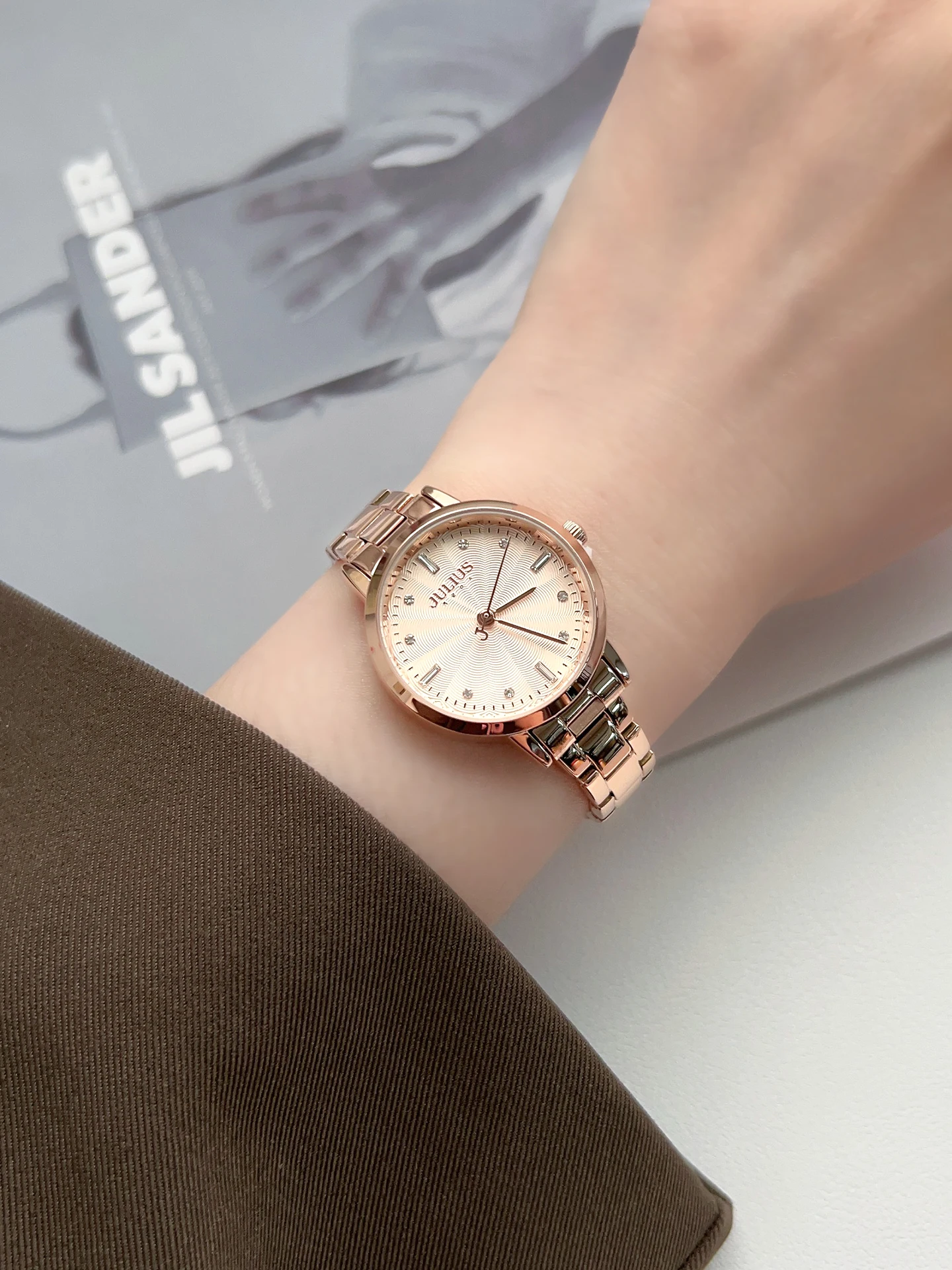 ساعة يد نسائية أنيقة، طراز كوري جديد 2025، حزام فولاذي أنيق، ساعة كوارتز للطلاب، إكسسوار ساعة.