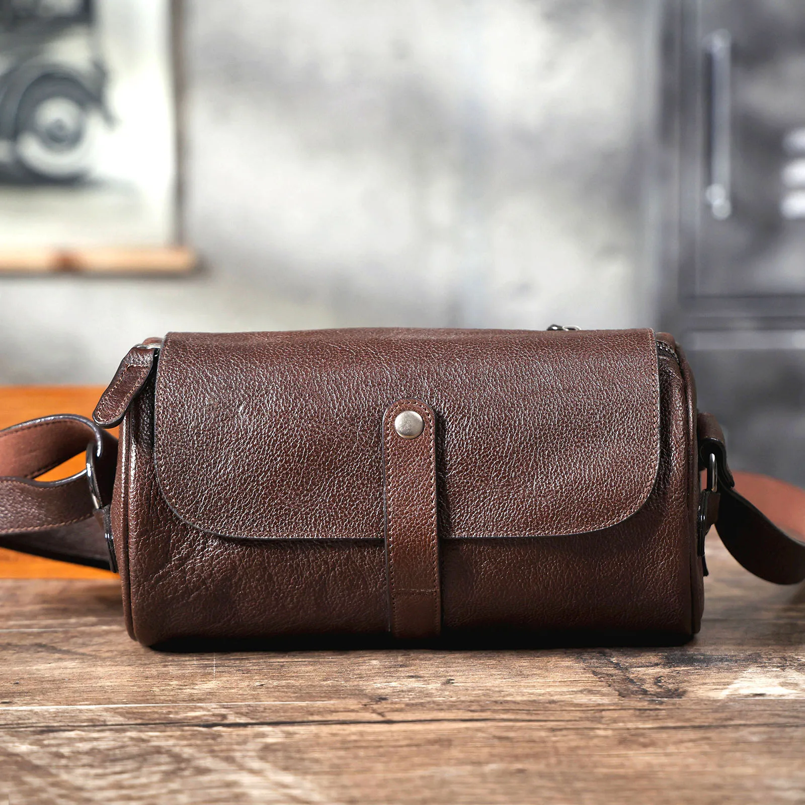 Echte Leder-Umhängetasche für Herren, Zylindertasche, schlicht, aus hochwertigem, pflanzlich gegerbtem Rindsleder, modisch und lässig – Detail 7
