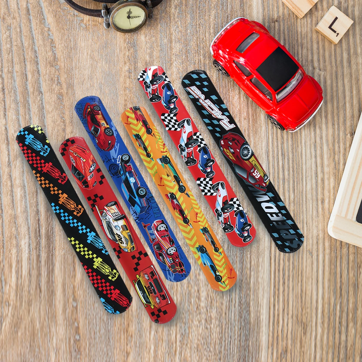 12pcs Racing Cars Party Supplies Favor Racing Thème Snap Bracelets PVC Snap Bracelets Bracelet pour Enfants Fête D'anniversaire Fournitures