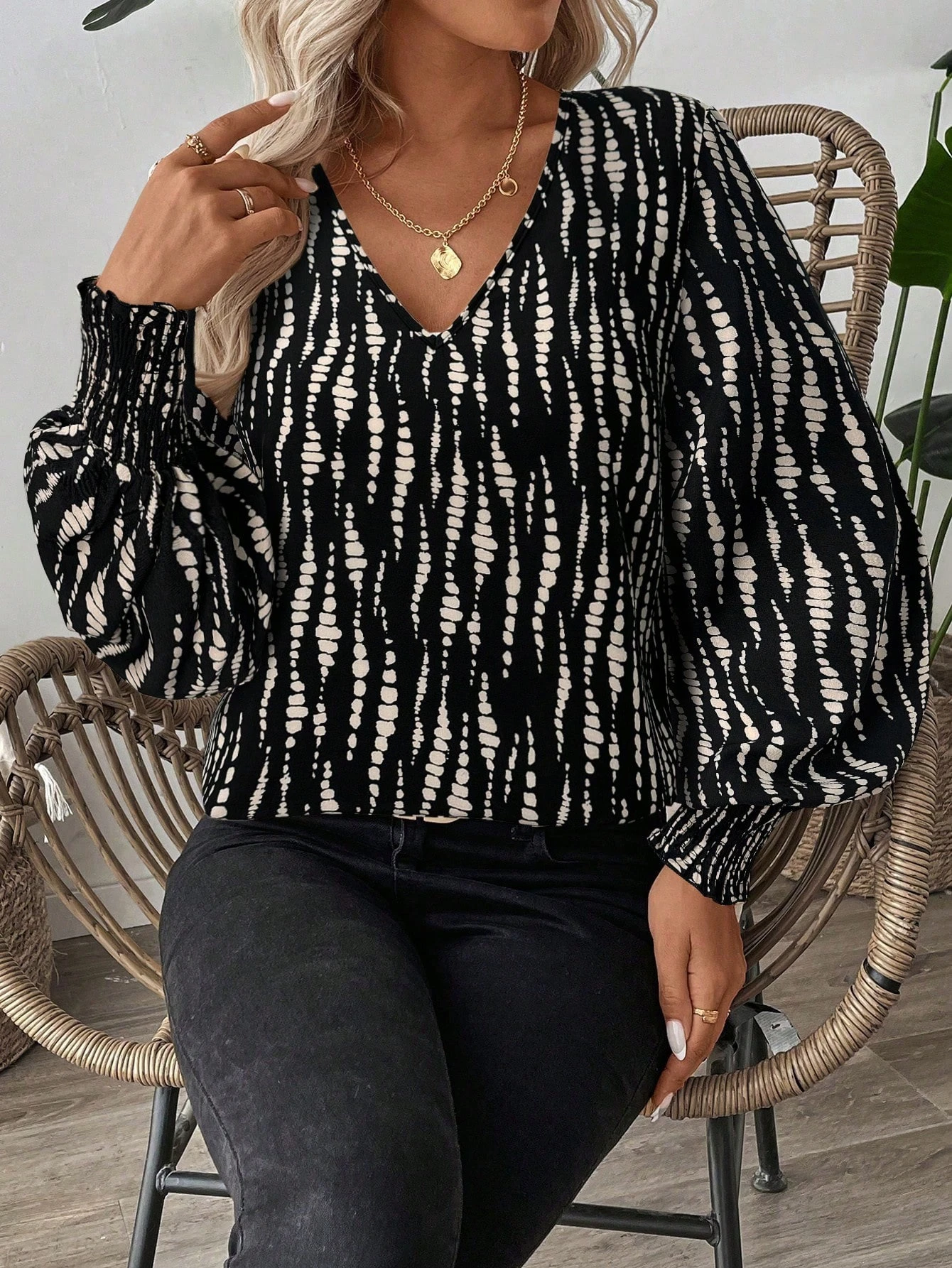 

2025 New Y2k Women's V-neck Chiffon Shirt Printed Lantern Sleeve Pleated Long Sleeve Fashion Shirt Elegant Tops Casual Blusas