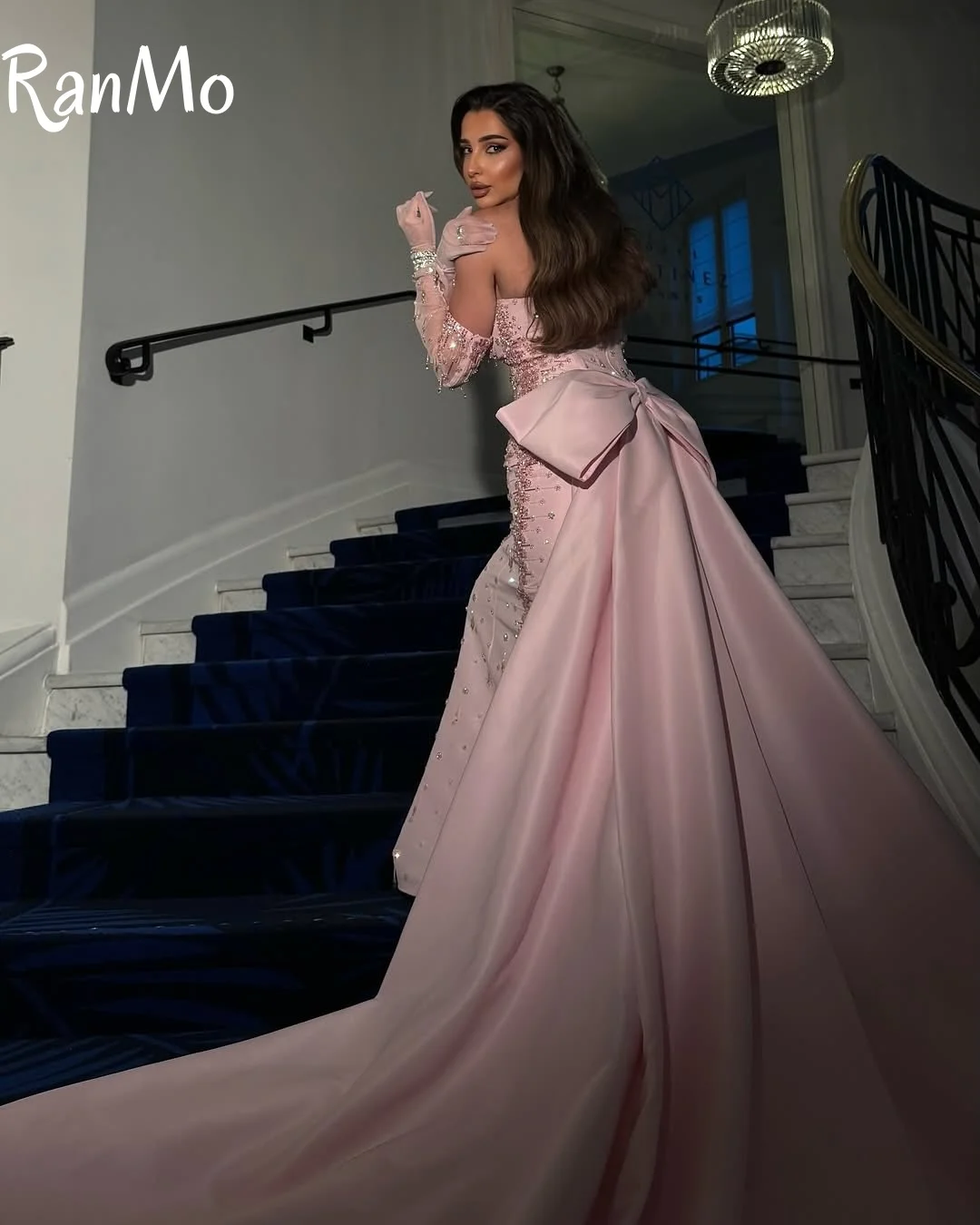 فستان سهرة من الساتان الوردي الرائع مخصص من Ranmo فستان حفلات رقيق بدون حمالات بدون أكمام عالي الجودة طول الأرض 2025
