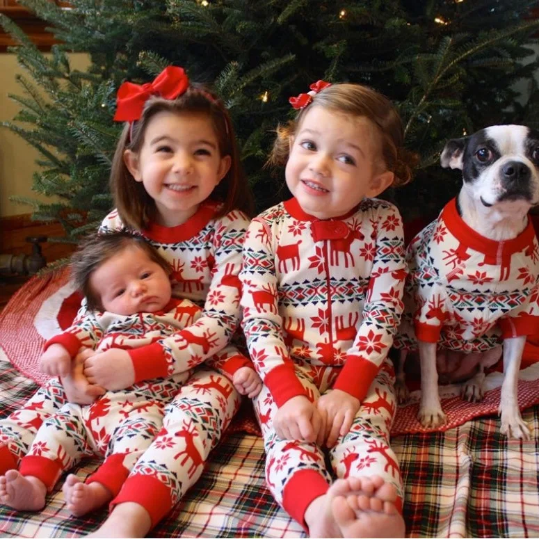 A family of three and four European and American long-sleeved moose print Christmas family pajamas