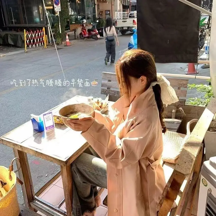 Długi płaszcz trencz damski fioletowy dopasowany z kołnierzykiem, marszczony, ozdobny kołnierzyk, duży, z efektem gniecenia, gradientowy, z elastycznego włókna, w stylu ins.