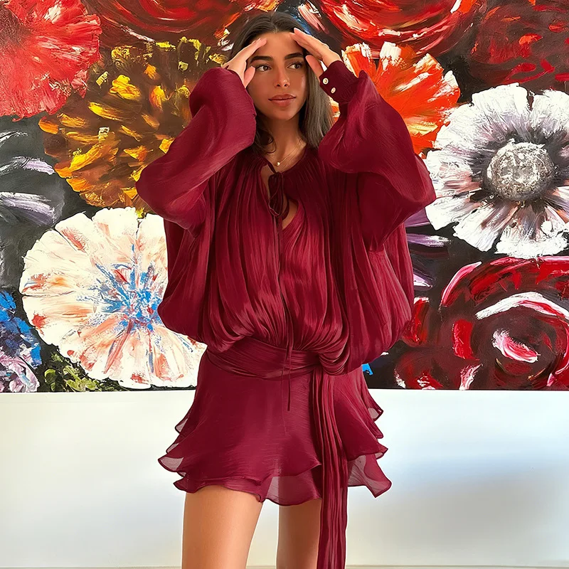 

Элегантный блестящий плиссированный женский комплект из 2 предметов, осень 2025 г., мини-платье с длинными рукавами и оборками на шнуровке + шорты