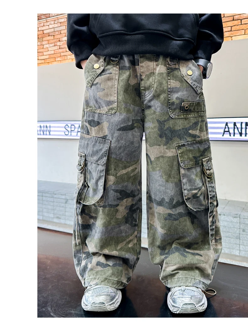 Neue stylische Herbst-Cargo-Hosen mit mehreren Taschen im Camouflage-Look für Teenager-Jungen, locker geschnittene, lässige Harajuku-Hip-Hop-Y2K-Hosen, Größe 5-14 Jahre. – Detail 3