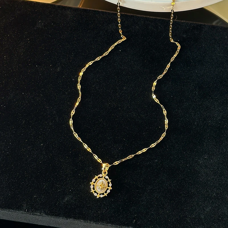 Fotografia 6: Colar pingente North Star de luxo francês com placa redonda incrustada com zircônio e estrela octogonal, colar requintado.