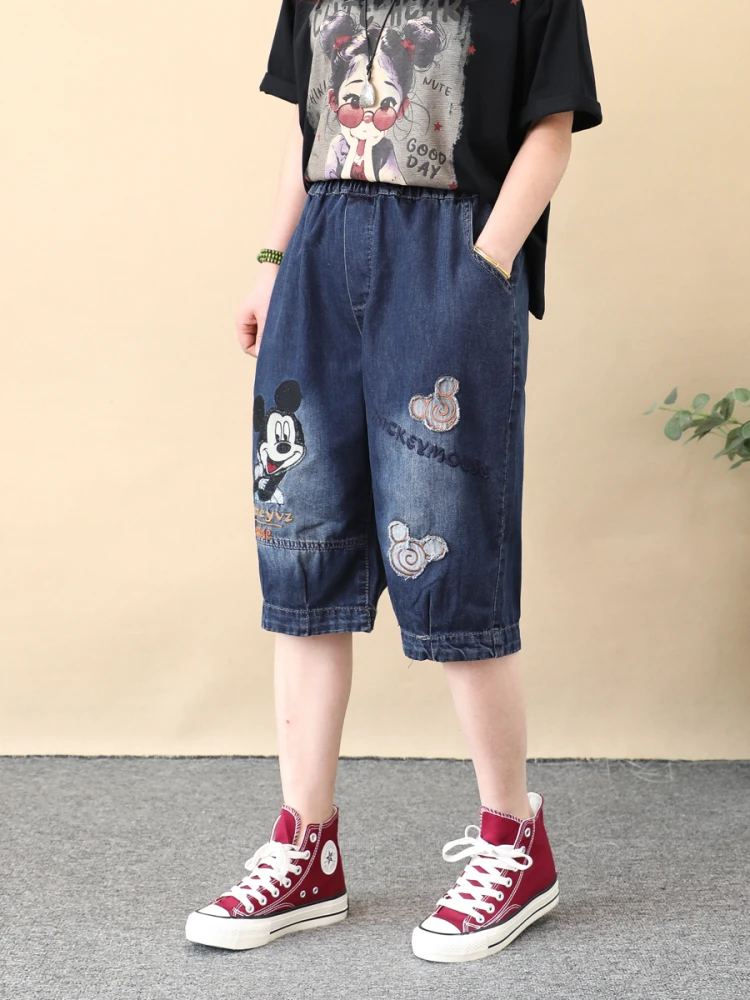 Рисунок 3 - Джинсовые брюки с мультяшными буквами и вышивкой