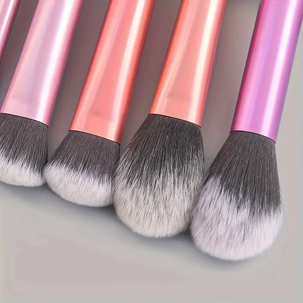 مجموعة فرش مكياج احترافية مكونة من 8 قطع باللون الأسود اللامع وبودرة أحمر الخدود وكونتور وظلال العيون ومجموعة أدوات مكياج