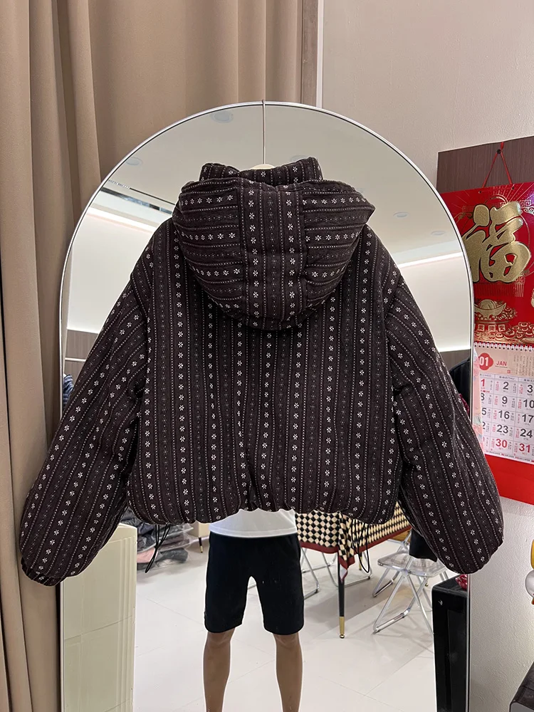 2025 겨울 신상 작은 꽃무늬 프린트 다운 재킷 여성용 숏 스타일 후드 패션 루즈 화이트 덕 다운 코트 트렌디