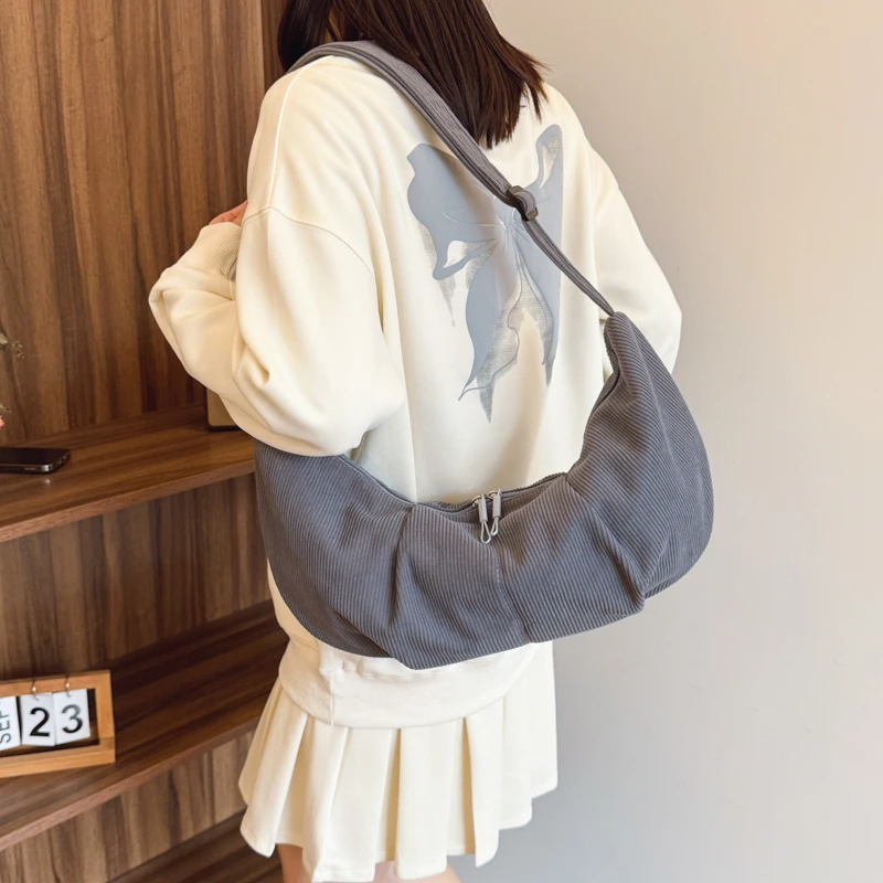 

Luxury Women's Crossbody Bag - Italian Style Leather Handbag With Detachable Charm & Timeless Elegant Appearance