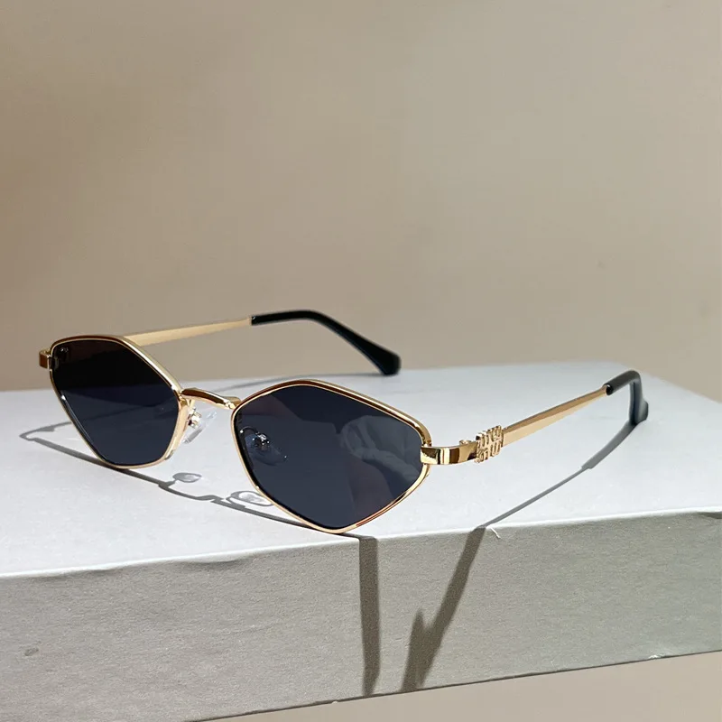 Image of Sonnenbrillen für Damen UV-Schutz Legierung Sonnenbrillen zum Autofahren Unregelmäßige Neue Kleine Katzenaugen-Sonnenbrille mit Diamantmuster Modisch