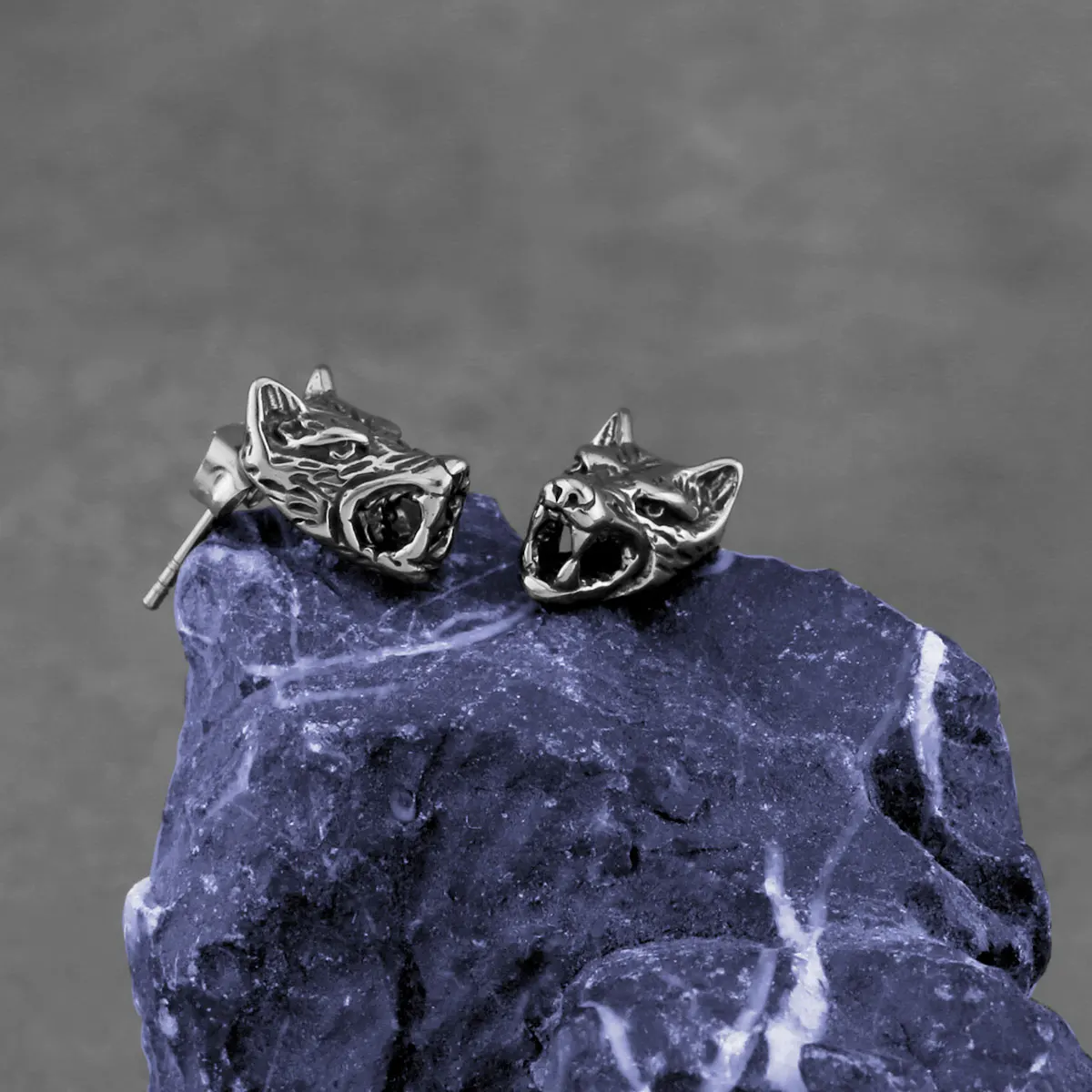 

Nordic Vikings Wolf Head Earrings for Men and Women Fashion Odin Animal Amulet Earrings Vintage Hip Hop Stainless Steel Jewelry