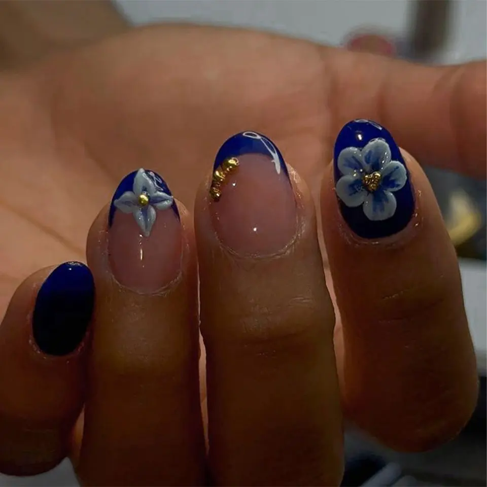 24 piezas de uñas postizas cortas ovaladas con gel 3D, diseño de flores, francesas acrílicas