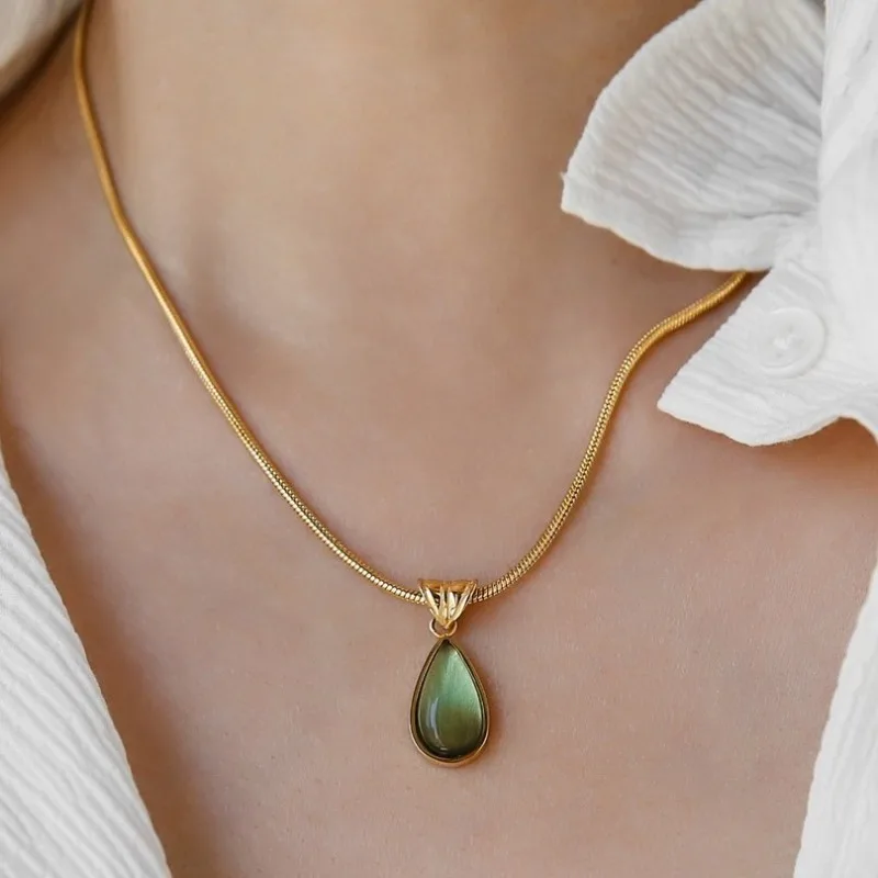 Französische Retro-Halskette in Olivgrün und Blau mit Tropfenform, Farbbeständig, Nischen-Design, Eleganter Alltags- und Dating-Schmuck für Damen – Detail 2