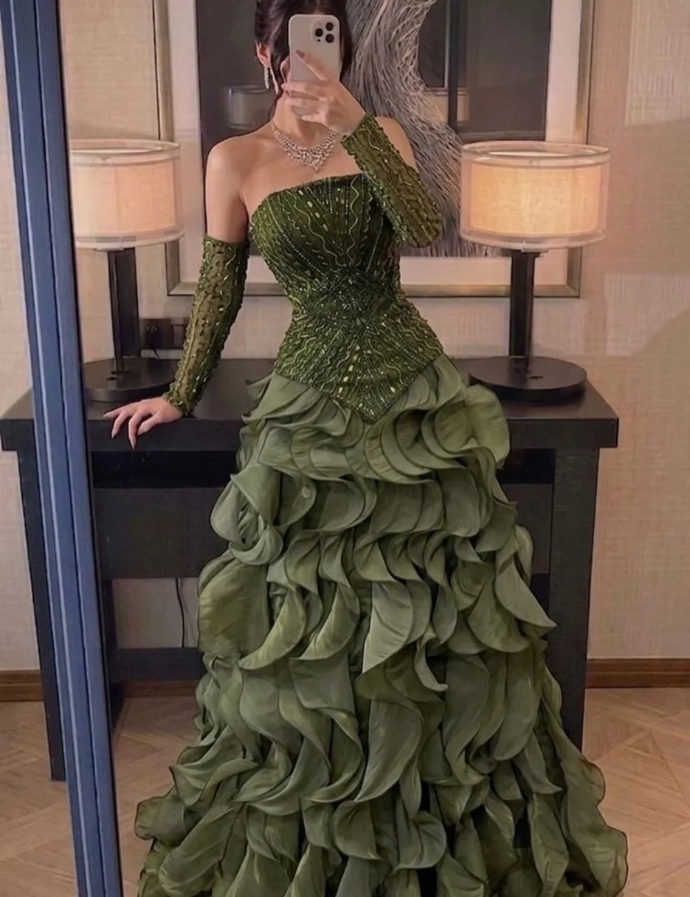 Maßgeschneiderte Größen erhältlich. A-Linien-Kleid mit Falten und Paillettenmuster, trägerlos, lang, maßgeschneidert für besondere Anlässe, exquisit.