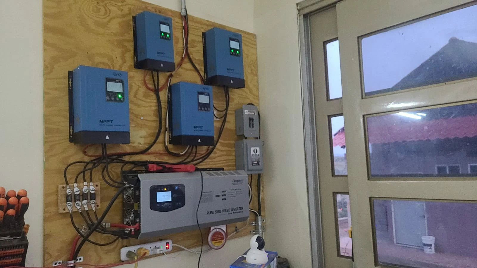 80A 12V/24V /36V/ 48V MPPT off-Grid Wind Solar Hybrid Charger Controller for Power Inverter System