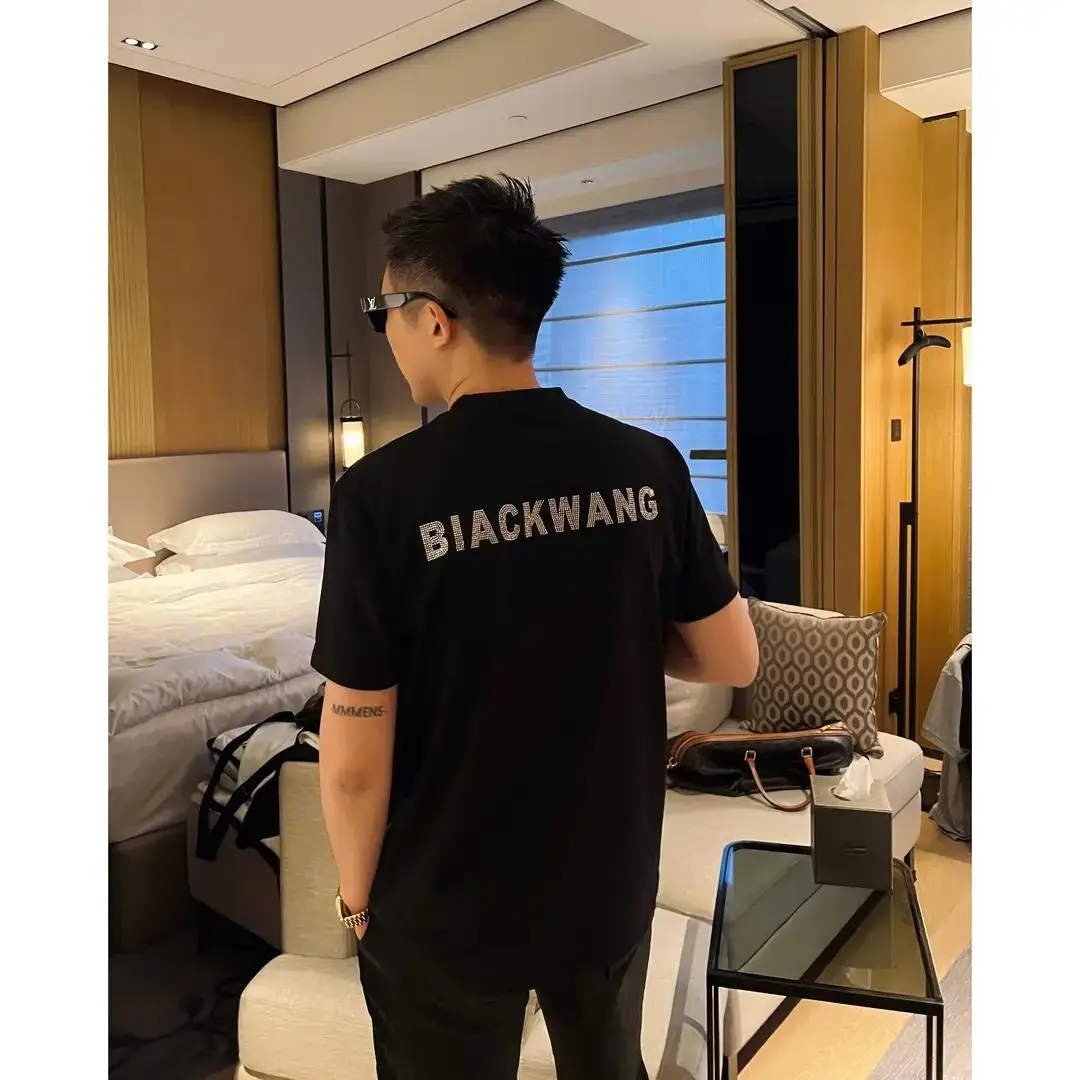 

Летняя мужская футболка свободного кроя 2024 с коротким рукавом, украшенная стразами и буквенным принтом, повседневная, удобная, легкая, базовая