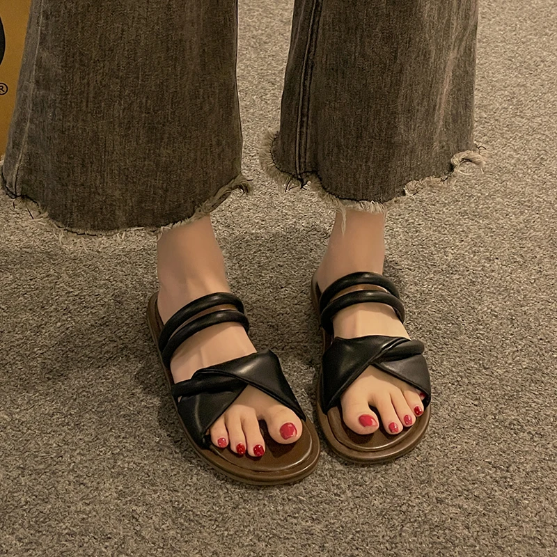 Flat Slippers Female Summer Wear 2024 New Korean Version of The French Evening Wind Temperament Fairy Leisure Beach Sandals