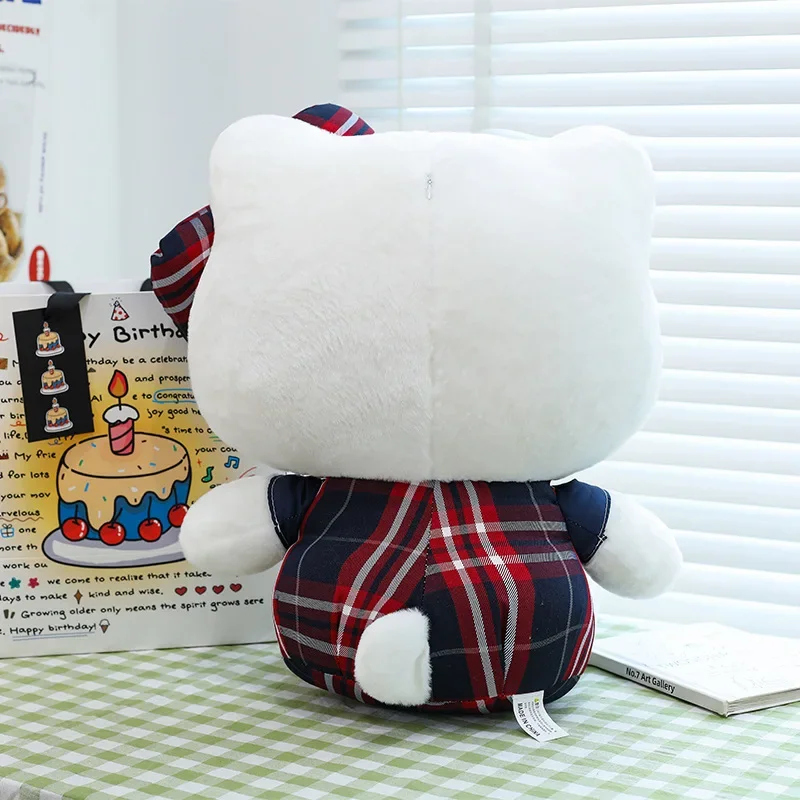 ตุ๊กตาซานริโอ้ เฮลโลคิตตี้ น่ารัก ตุ๊กตาผ้ากำมะหยี่ นั่งท่าทางนักเรียน ลายสก็อต หมอนตุ๊กตา ของขวัญวันเกิดสำหรับเด็ก