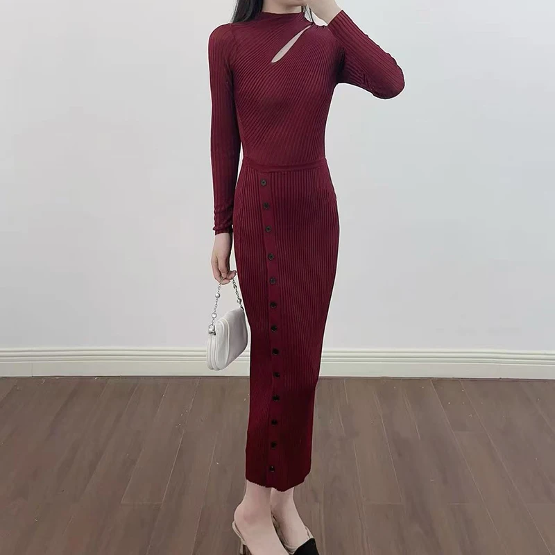 Französisches Frühherbst-Strickkleid in Weinrot mit ausgeschnittenem Faden, schlankmachendes, langärmliges Rundhals-Strickkleid 2025, neuer Herbststil
