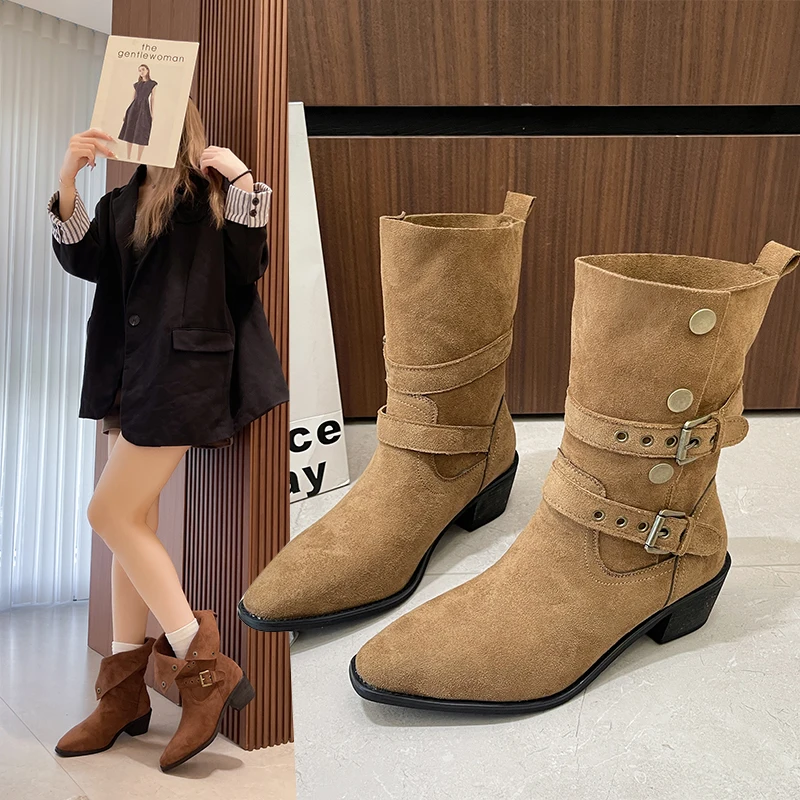 

Модные и простые женские замшевые сапоги до середины икры на среднем каблуке, модные зимние ботинки с пряжкой, новинка 2025 года, дизайнерские короткие сапоги в стиле ретро
