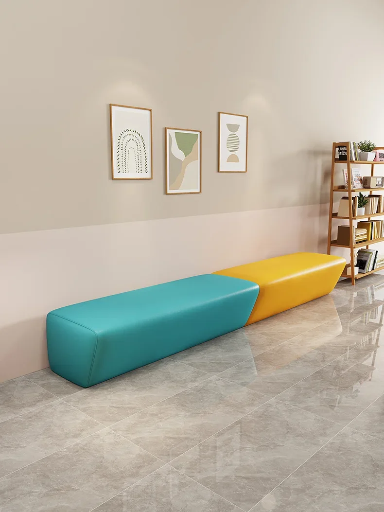 الاستقبال والترفيه في منطقة الصالة، ومقاعد ضيقة لمتجر الحلاقة في انتظار كراسي الأريكة الطويلة الصغيرة