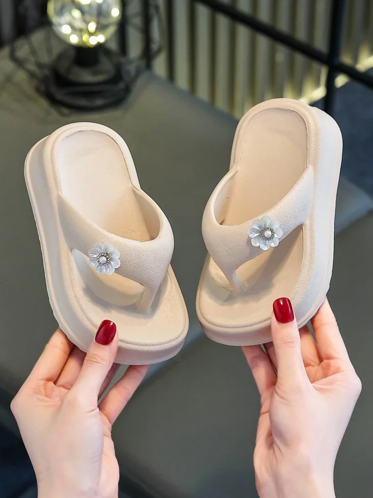 Neue Plateau-Flip-Flops für Damen im Sommer, Größe erhöhen 2025, neue Strandhausschuhe am Meer
