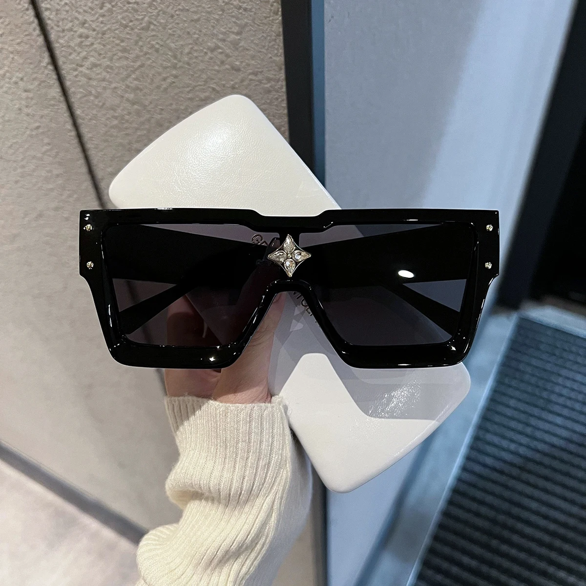 New European and American personalized large frame decorative glasses integrated lenses, outdoor sports goggles, fashionable