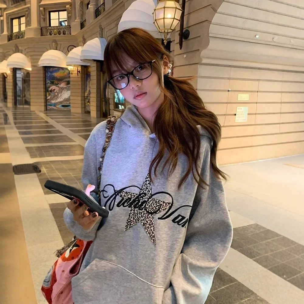 

2025 Retro College Style Leopard Print Star Letter Hooded Sweatshirt Jacket for Women with Design Sense Loose Fit Top for Autumn