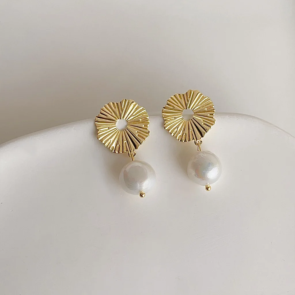 DIY accessories French retro baroque natural pearl earrings women's niche high-end stud earrings Hepburn style fashion temperame