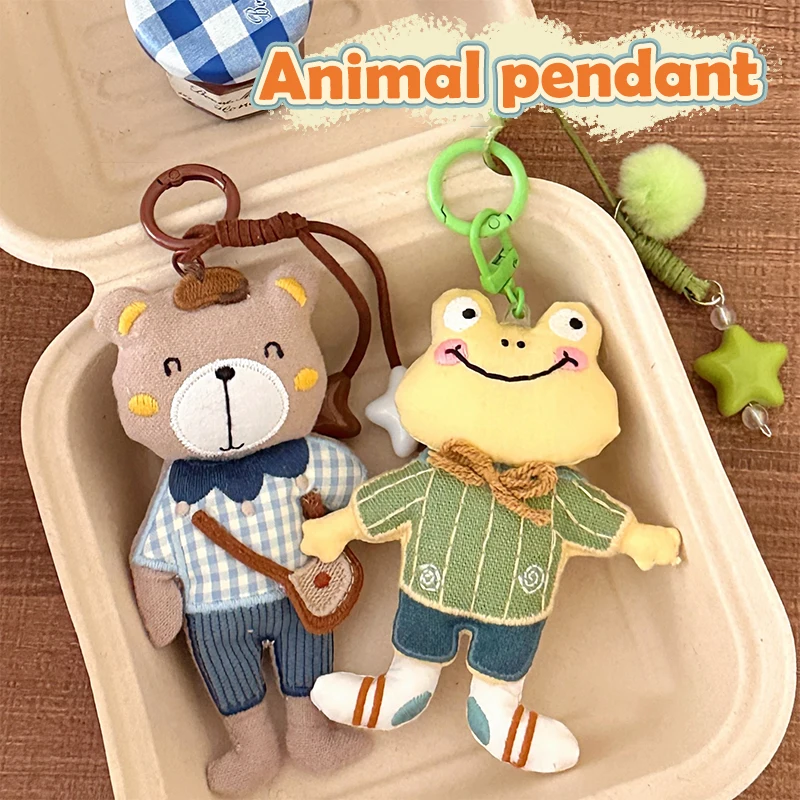 愛らしい布製漫画のカエルとクマのぬいぐるみが付いたキーホルダーバッグペンダント。カップルへのプレゼントに最適です。