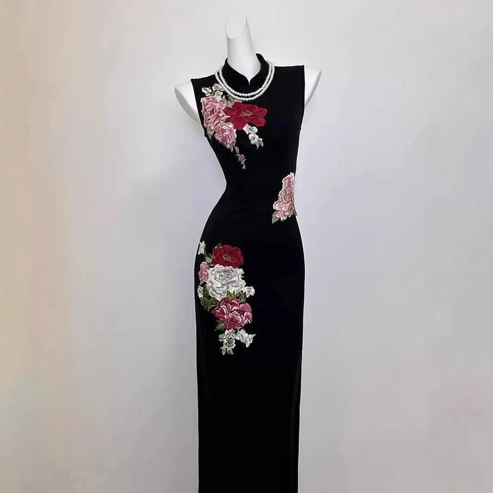 

2026 China Eldest Lady Wearing A Heavy-duty Embroidered National Style Dress with A Sense of Elegance