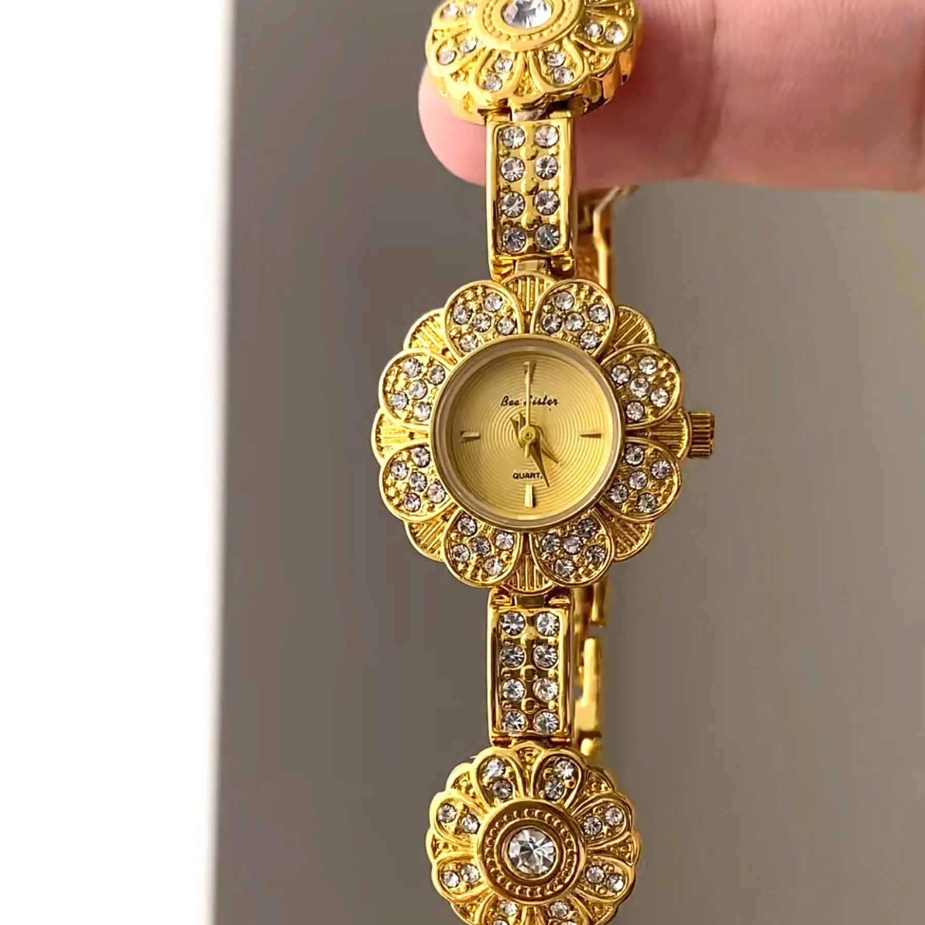 New Stylish AndExquisite Floral Bracelet WatchVintage Classic Design Fashionable Women'S WatchHigh-End Luxury Ladies' Wristwatch